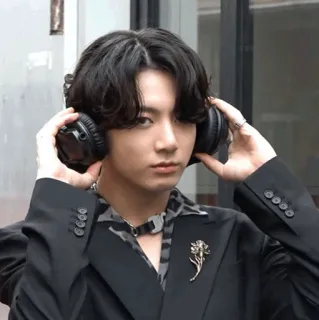 🕸 Jungkook kpop, jungkook, bts, idol, cantor, fones de ouvido, música, entretenimento telegram sticker