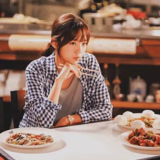 ❄ femme, manger, nourriture, restaurant, baguettes telegram sticker