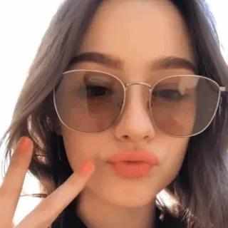 ⭐ Selfi, Mujer, Gafas, Gafas de sol, Signo de paz, Pose, Lindo, Chica telegram sticker