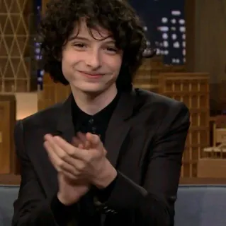 🤨 Finn Wolfhard aktor, muda, selebriti, jas, bertepuk tangan, tersenyum telegram sticker