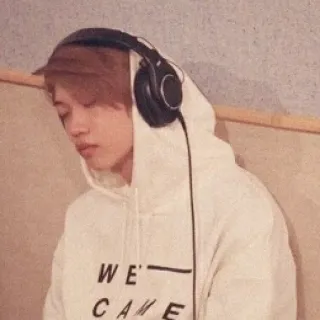 🌙 WE CAKE nós bolo, kpop, moletom, fones de ouvido, relaxado, música, celebridade telegram sticker