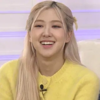 🍐 Rose kpop, idol, cantante, mujer, rosa, suéter amarillo, pelo rubio, sonriendo telegram sticker