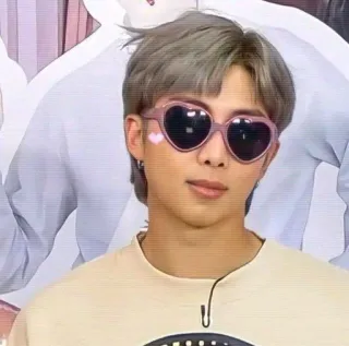 😎 RM K-Pop, Pop coreano, Musica, Idol, Celebrità, Occhiali da sole, Cuore, RM telegram sticker