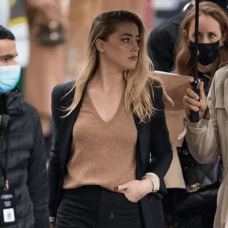 👝 Amber Heard Amber Heard, celebrità, attore, tribunale, processo, persona whatsapp sticker