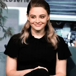 🌼 mulher, retrato, atriz, pessoa, sorrindo, feminino, Hero Fiennes Tiffin, Josephine Langford telegram sticker