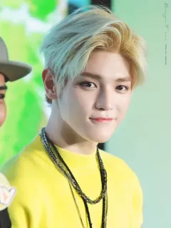 💮 uomo, persona, capelli biondi, K-pop, cantante, idolo, maschio, camicia gialla telegram sticker