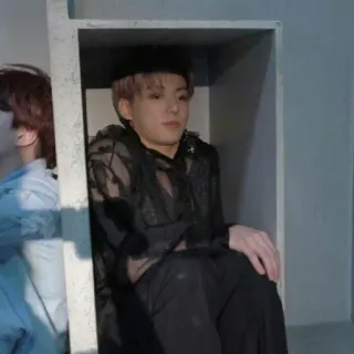 🤨 男性, KPOP, 座り, 屋内, ポートレート, ファッション telegram sticker