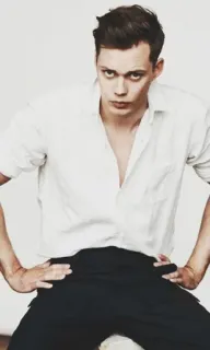 🕸 Bill Skarsgård 俳優, 男性, ポートレート, 白いシャツ, ファッション, 有名人 telegram sticker