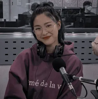 🖤 mé de la v 女性, 眼鏡, ヘッドホン, セーター, ラジオ局 whatsapp sticker