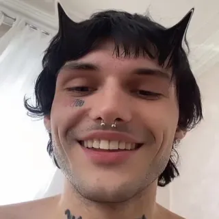 😍 Too homem, chifres de diabo, tatuagem facial, piercing no septo, sorrindo telegram sticker