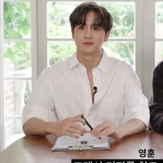 🌿 영흏 корейский, мужчина, человек, портрет, в помещении, молодой, планшет telegram sticker