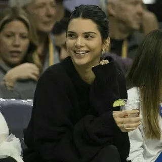 ✨ Kendall Jenner 女性, 有名人, 笑顔, 黒いセーター, カクテル telegram sticker