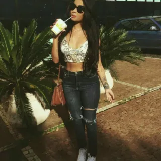 🚶 femme, jeans, lunettes de soleil, mode, style, crop top, boisson telegram sticker