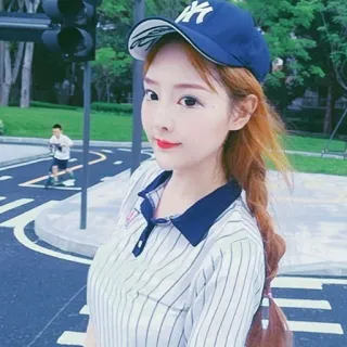 ⚾ mujer, mujer joven, persona, retrato, moda, exterior, caminando, semáforo whatsapp sticker