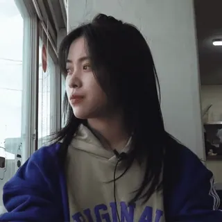 ❤️‍🔥 phụ nữ, cô gái, chân dung, áo hoodie, cửa sổ, Hàn Quốc, thanh niên, thiếu niên telegram sticker