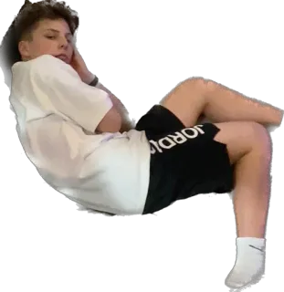 😴 JORDAN menino, sentado, shorts, camiseta, pessoa telegram sticker