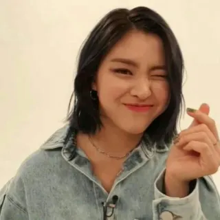 💗 kobieta, dziewczyna, mrugnięcie, koreański, serce z palców, k-pop telegram sticker