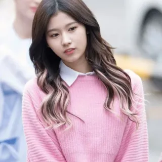 🍭 mujer, suéter rosa, pelo largo, retrato, casual, interior telegram sticker
