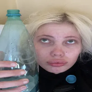 🙄 mujer, rubia, botella de agua, retrato, pelo rubio whatsapp sticker