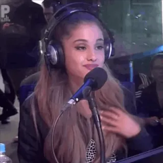 🌿 Ariana Grande chanteur, musique, pop star, écouteurs whatsapp sticker