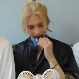 🍫 pessoa, comendo, fã, lanche, loiro whatsapp sticker