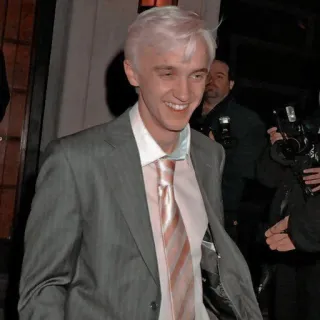 🪐 Draco Malfoy Harry Potter ator, tom felton, sorrindo, terno, gravata, loiro telegram sticker