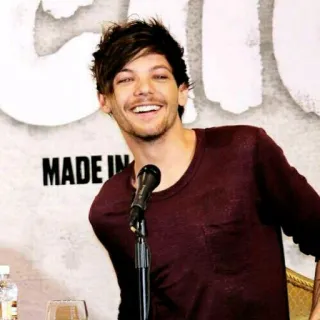 🥓 Louis Tomlinson MADE IN певец, One Direction, улыбается, мужчина, микрофон, известный, знаменитость, портрет telegram sticker