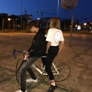 🚶‍♀ casal, bicicleta, adolescentes, quadra de basquete, noite, urbano telegram sticker