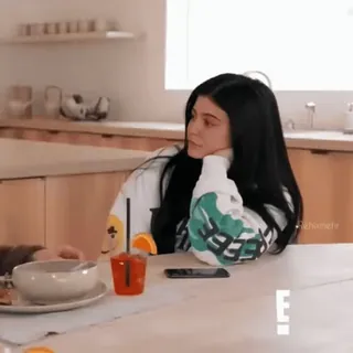 ▪️ Kylie Jenner Reality TV, Redes sociais, Celebridade, Cozinha, Bebidas telegram sticker