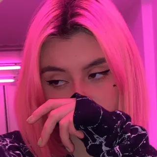 🙄 retrato, cabelo rosa, mulher jovem, beleza, maquiagem telegram sticker