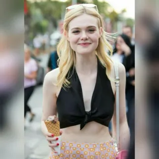 😊 Elle Fanning actriz, celebridad, helado, moda, estilo telegram sticker
