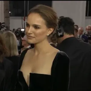 🍄 Natalie Portman Atriz, Tapete vermelho, Celebridade, Retrato, Mulher, Moda telegram sticker