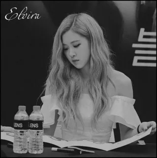 😕 Elvira coréen, chanteuse, femme, femme, noir et blanc whatsapp sticker