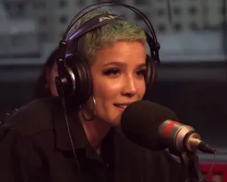 🍒 Halsey cantor, músico, fone de ouvido, microfone, artista, celebridade whatsapp sticker
