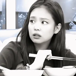 🍩 Jennie kpop, blackpink, jennie kim, comiendo, palillos chinos, asiático whatsapp sticker