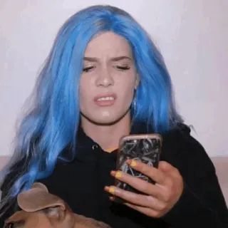 🔌 Frau, blaue Haare, Ausdruck, Handy, Hund, verwirrt telegram sticker