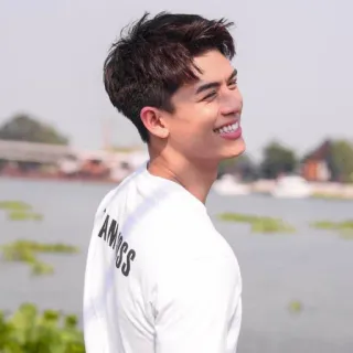 🥃 AMISS hombre, sonriendo, retrato, exterior, casual, persona, camiseta blanca whatsapp sticker