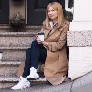 😏 frau, kaffee, lässig, sitzend, trenchcoat, converse whatsapp sticker