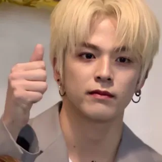 👍 persona, capelli biondi, orecchini, pollice in su telegram sticker