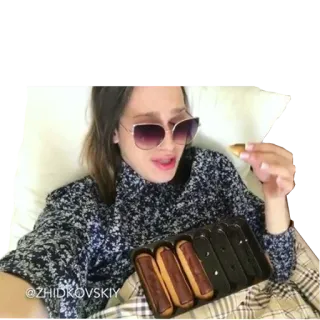 😭 @ZHIDKOVSKIY Person, Essen, Snack, Sonnenbrille, Dessert telegram sticker