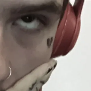 🥸 Lil Peep Lil Peep, muzyka, raper, tatuaż serce, słuchawki, zbliżenie twarzy telegram sticker