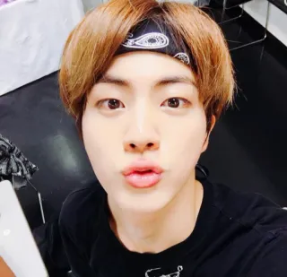 😚 Jin kpop, idol, selfie, chanteur, célébrité, personne, homme telegram sticker