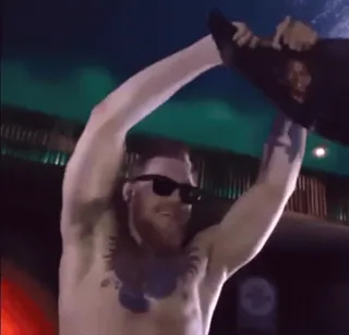 🤬 Conor McGregor conor mcgregor, zawodnik, świętowanie, picie, alkohol telegram sticker