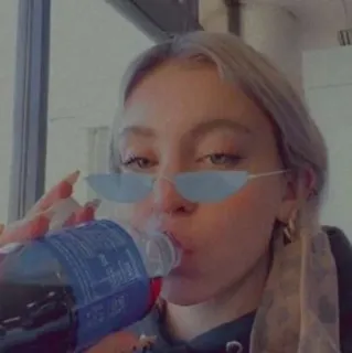 💚 Frau, trinken, Limonade, drinnen, Porträt, Getränk telegram sticker