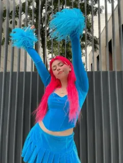 🤪 mulher, cabelo rosa, líder de torcida, roupa azul, estilo de rua, moda, retrato telegram sticker