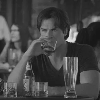 ▪️ mężczyzna, picie, alkohol, stół, szklanka, bar, Ian Somerhalder telegram sticker