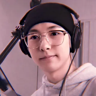 🐥 homem, retrato, óculos, fones de ouvido, gorro, kpop telegram sticker