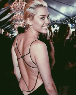 🌚 Miley Cyrus знаменитость, актриса, певица, платье с открытой спиной, улыбается telegram sticker