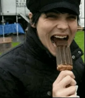 😝 Gerard Way Gerard Way, My Chemical Romance, Eis am Stiel, Sänger, Essen, Schwarze Jacke telegram sticker