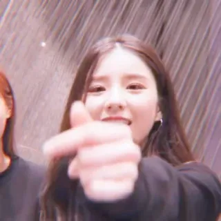 🖤 femme, coeur avec les doigts, K-Pop, portrait, souriant telegram sticker